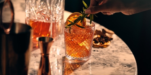 Z czym pić whisky? Najlepsze dodatki i połączenia smakowe.